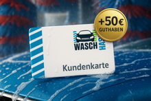 Kundenkarte der Waschhalle auf nasser, eingeschäumter, blauer Motorhaube in einer Waschstraße, goldener Button mit Text '+50 € Guthaben'
