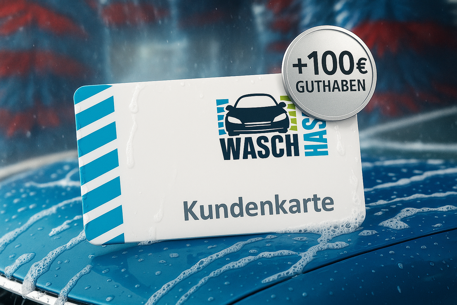 Kundenkarte der Waschhalle auf nasser, eingeschäumter, blauer Motorhaube in einer Waschstraße, silberner Button mit Text '+100 € Guthaben'