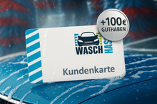 Kundenkarte der Waschhalle auf nasser, eingeschäumter, blauer Motorhaube in einer Waschstraße, silberner Button mit Text '+100 € Guthaben'