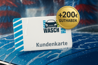 Kundenkarte der Waschhalle auf nasser, eingeschäumter, blauer Motorhaube in einer Waschstraße, goldener Button mit Text '+200 € Guthaben'