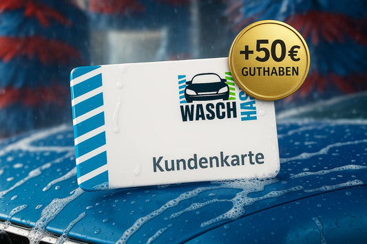 Kundenkarte der Waschhalle auf nasser, eingeschäumter, blauer Motorhaube in einer Waschstraße, goldener Button mit Text '+50 € Guthaben'