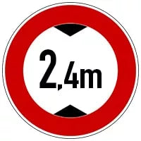 Hinweis auf eine maximale Durchfahrtshöhe von 2,4 Meter